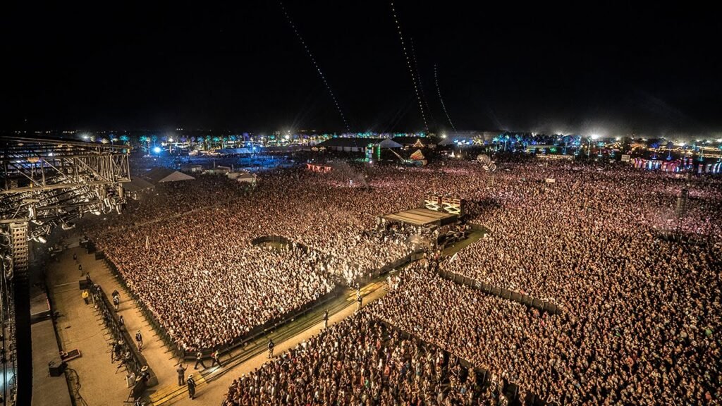 Justin Bieber Coachella 2026 Backlash: Fans Call Set “Lazy” Despite $10M Fee 4 Coachella Valley Music Festival main stage with massive crowd 2026